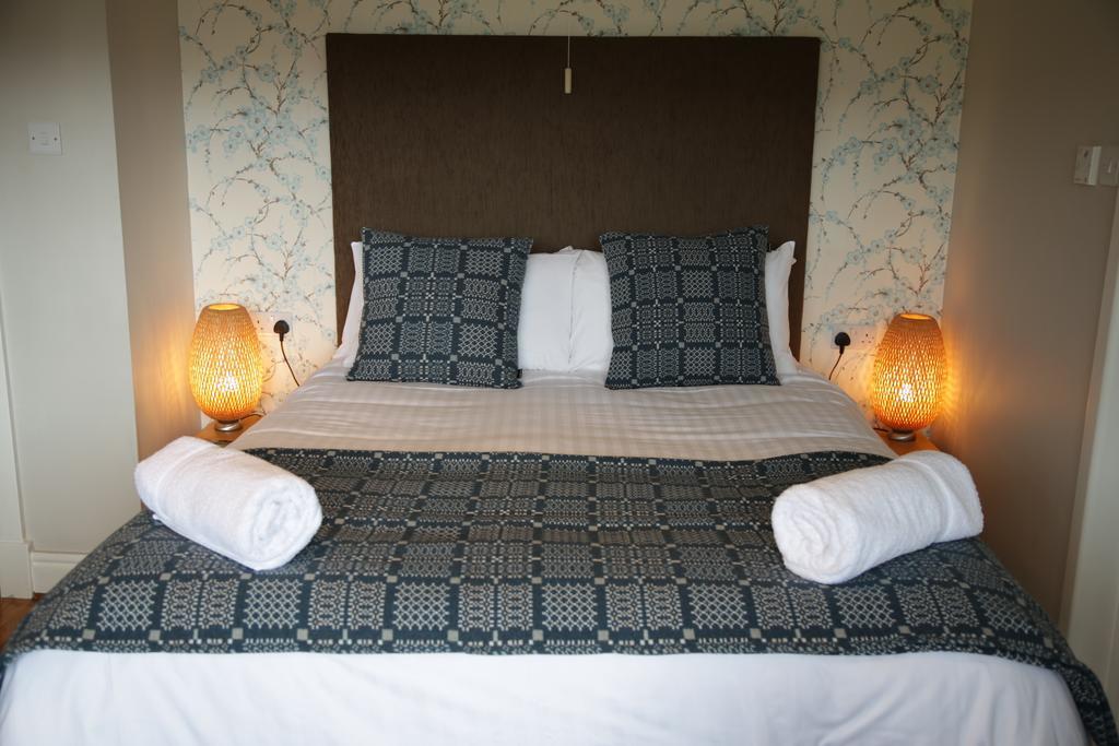Geufron Hall Bed And Breakfast Llangollen Room photo